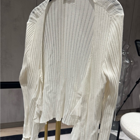 Elegant White Ruffled Blouse - Picture 3 of 3